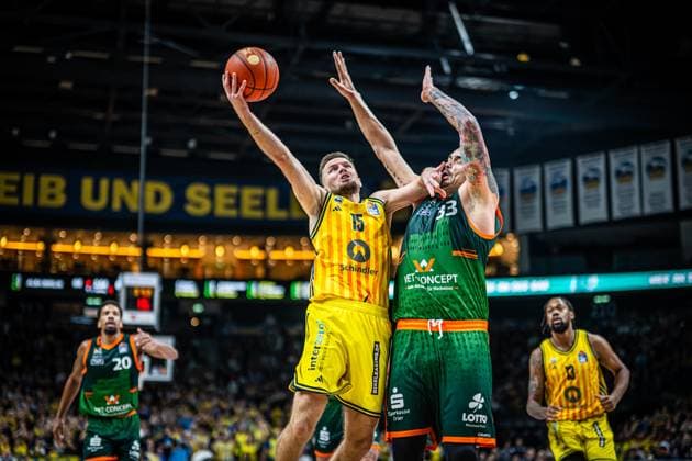 Basketball Berlin 03 10 2025 Season 2025 2026 EasyCredit BBL 1 Bundesliga Main Round Alba Berlin VET CONCEPT Gladiators Trier Martin Hermannsson Alba Berlin, No 15 Maik Zirbes Trier, No 33