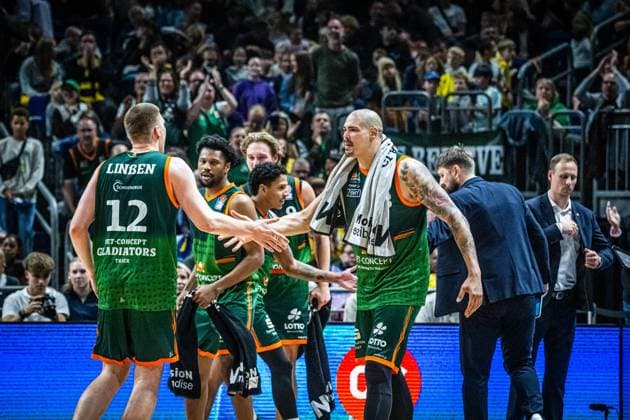 Basketball Berlin 03 10 2025 Season 2025 2026 EasyCredit BBL 1 Bundesliga Main Round Alba Berlin VET CONCEPT Gladiators Trier jubel trier Maik Zirbes Trier, No 33 Martin Linßen Trier, No 12 Linssen