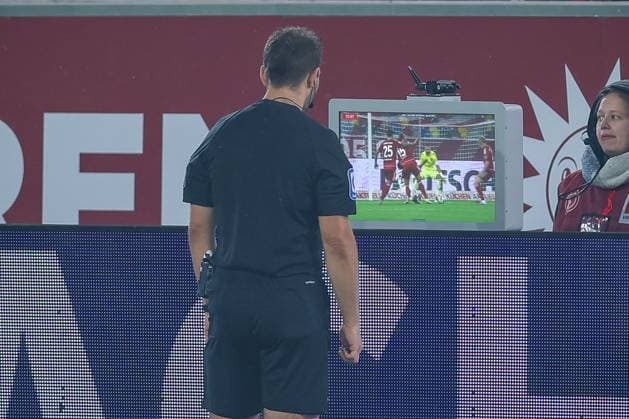 03 10 2025, Football, Fortuna Düsseldorf 1 FC Nürnberg, 2 Fußball Bundesliga, Merkur Spiel Arena, Saison 2025 2026 Schiedsrichter Wolfgang Haslberger überprüft Videoassist VAR DFB regulations prohibit any use of photographs as image sequences and or quasi video Nordrhein Westfalen Germany