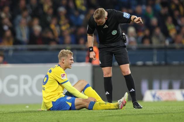 03 10 2025, xtgx, Fußball 2 Bundesliga, Eintracht Braunschweig SC Paderborn 07 v l Louis Breunig Braunschweig, 16 verletzt, Verletzung, injury, injured DFL DFB REGULATIONS PROHIBIT ANY USE OF PHOTOGRAPHS as IMAGE SEQUENCES and or QUASI VIDEO Braunschweig