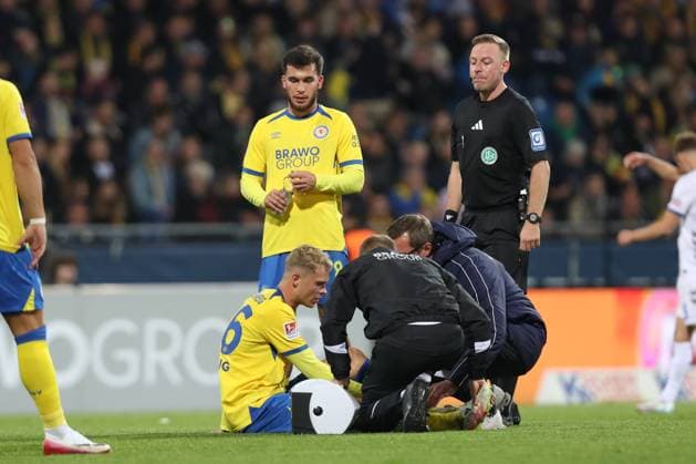 03 10 2025, xtgx, Fußball 2 Bundesliga, Eintracht Braunschweig SC Paderborn 07 v l Louis Breunig Braunschweig, 16 verletzt, Verletzung, injury, injured DFL DFB REGULATIONS PROHIBIT ANY USE OF PHOTOGRAPHS as IMAGE SEQUENCES and or QUASI VIDEO Braunschweig