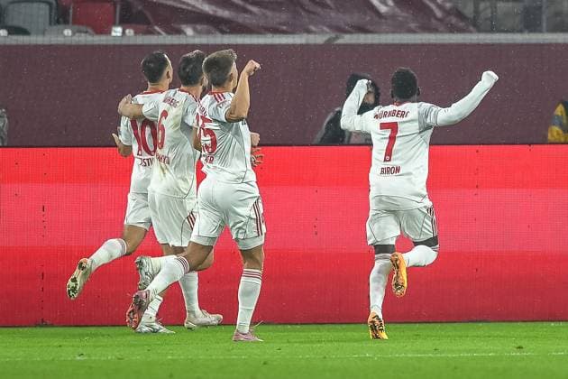 03 10 2025, Soccer 2 Bundesliga, Season 2025 2026, 08 Matchday, Fortuna Duesseldorf 1 FC Nuernberg in the Merkur Spiel Arena in Duesseldorf The Nuremberg players cheer the goal to 2 1 in front of their fans Important note According to the regulations of the DFL German Football League and the DFB German Football Association, it is forbidden, to utilize or have utilized photographs taken in the stadium and or of the match in the form of sequential images and or video-like photo series Foto Kirchner Media Thomas Haesler Copyright: xKirchner-Media ThomasxHaeslerx