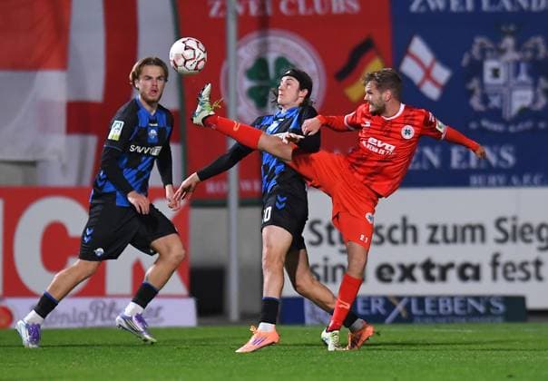 Soccer Men Regionalliga West Season 2025 2026 11 Matchday Red White Oberhausen SC Paderborn U21 on 03 10 2025 at Stadion Niederrhein in Oberhausen Luca Vincent Schlax Red White Oberhausen , front Bennit Gröger SC Paderborn U21 , back North Rhine Westphalia Germany