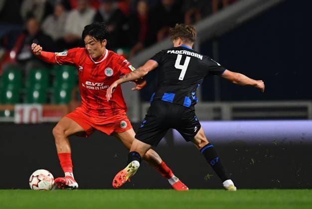 Soccer Men Regionalliga West Season 2025 2026 11 Matchday Red White Oberhausen SC Paderborn U21 on 03 10 2025 at Stadion Niederrhein in Oberhausen Seok ju Hong Red White Oberhausen , left Kevin Krumme SC Paderborn U21 , right North Rhine Westphalia Germany