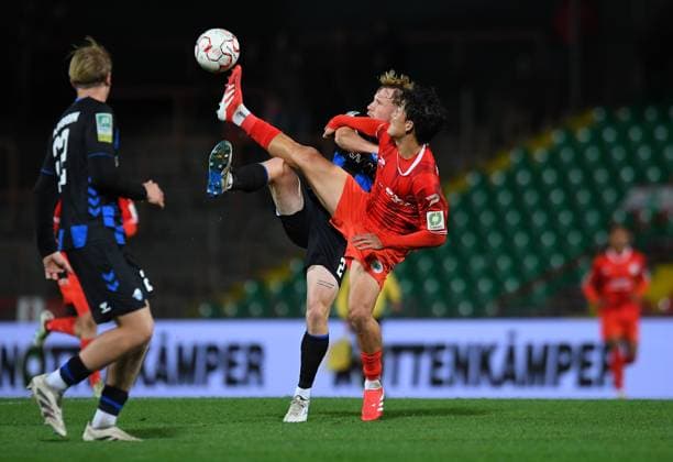 Soccer Men Regionalliga West Season 2025 2026 11 Matchday Red White Oberhausen SC Paderborn U21 on 03 10 2025 at Stadion Niederrhein in Oberhausen Luis Flörke SC Paderborn U21 , left Seok ju Hong Red White Oberhausen , center Lenny Henning SC Paderborn U21 , back North Rhine Westphalia Germany