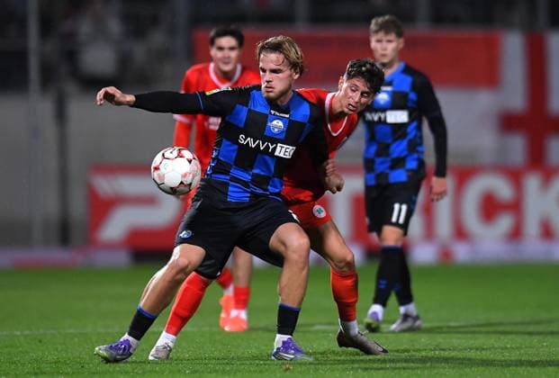 Soccer Men Regionalliga West Season 2025 2026 11 Matchday Red White Oberhausen SC Paderborn U21 on 03 10 2025 at Stadion Niederrhein in Oberhausen Travis de Jong SC Paderborn U21 , front Lucas Halangk Red White Oberhausen , back North Rhine Westphalia Germany