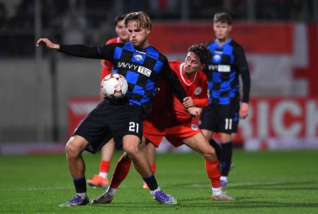Soccer Men Regionalliga West Season 2025 2026 11 Matchday Red White Oberhausen SC Paderborn U21 on 03 10 2025 at Stadion Niederrhein in Oberhausen Travis de Jong SC Paderborn U21 , front Lucas Halangk Red White Oberhausen , back North Rhine Westphalia Germany