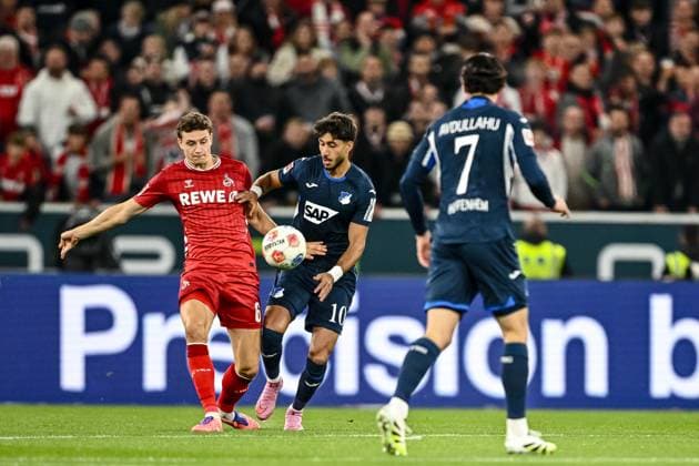 Jakub KamiÅ ski (1. FC Köln) und Umut Tohumcu (1899 Hoffenheim) im Zweikampf waehrend des spiels der Bundesliga zwischen TSG Hoffenheim und 1. FC Köln, PreZero Arena am 03. October 2025 in Sinsheim, Deutschland. (Foto von Harry Langer DeFodi Images) +++ Jakub KamiÅ ski (1. FC Köln) und Umut Tohumcu (1899 Hoffenheim) battle for the ball during the Bundesliga match between TSG Hoffenheim and 1. FC Köln at PreZero Arena on October 3, 2025 in Sinsheim, Germany. (Photo by Harry Langer DeFodi Images) DFL regulations prohibit any use of photographs as image sequences and or quasi-video. (Photo by Harry Langer DeFodi Images) DFL regulations prohibit any use of photographs as image sequences and or quasi-video. Jakub KamiÅ ski 1 FC Köln and Umut Tohumcu 1899 Hoffenheim in a duel during the Bundesliga match between TSG Hoffenheim and 1 FC Köln, PreZero Arena on 03 October 2025 in Sinsheim, Germany Photo by Harry Langer DeFodi Images Jakub KamiÅ ski 1 FC Köln and Umut Tohumcu 1899 Hoffenheim battle for the ball during the Bundesliga match between TSG Hoffenheim and 1 FC Köln at PreZero Arena on October 3, 2025 in Sinsheim, Germany Photo by Harry Langer DeFodi Images DFL regulations prohibit any use of photographs as image sequences and or quasi video Photo by Harry Langer DeFodi Images DFL regulations prohibit any use of photographs as image sequences and or quasi video
