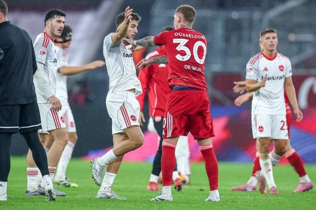 03 10 2025, Football, Fortuna Düsseldorf 1 FC Nürnberg, 2 Fußball Bundesliga, Merkur Spiel Arena, Saison 2025 2026 Post-match scuffle between Florian Flick 1FC Nuernberg 06 and Jordy de Wijs Fortuna Düsseldorf 30 Schuberei schubst Tummult DFB regulations prohibit any use of photographs as image sequences and or quasi video Nordrhein Westfalen Germany