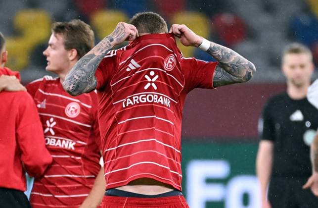 Football, 2 Bundesliga, Germany, Men, Season 2025 2026, Matchday 8, Merkur Spiel Arena Düsseldorf, Fortuna Düsseldorf FC Nürnberg 2 3 Jordy de Wijs F95 disappointed after the end of the match Disappointment, frustration, action