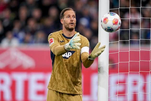 Oliver Baumann Goalkeeper, Hoffenheim, 1 , on the ball, single picture, single photo, action, action, 03 10 2025, Sinsheim Germany , Soccer, Bundesliga, TSG 1899 Hoffenheim 1 FC Köln, DFB DFL REGULATIONS PROHIBIT ANY USE OF PHOTOGRAPHS AS IMAGE SEQUENCES AND OR QUASI VIDEO xozx