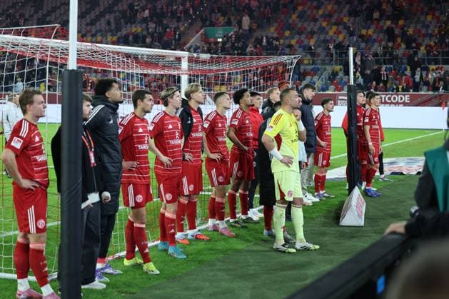 GER, 2 FBL Fortuna Duesseldorf vs 1 FC Nuernberg 03 10 2025, Merkur Spiel Arena, Duesseldorf, GER, 2 FBL Fortuna Duesseldorf vs 1 FC Nuernberg, in the picture after the game the Düsseldorfers standing behind the goal have to listen to the admonishing words of the fan spokesman in front Florian Kastenmeier Fortuna Duesseldorf 33 , nordphotoxGmbHx xMeuter nph00351