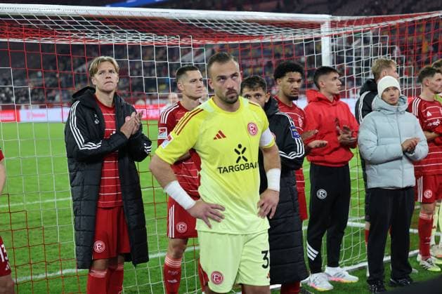 GER, 2 FBL Fortuna Duesseldorf vs 1 FC Nuernberg 03 10 2025, Merkur Spiel Arena, Duesseldorf, GER, 2 FBL Fortuna Duesseldorf vs 1 FC Nuernberg, in the picture after the game the Düsseldorfers standing behind the goal have to listen to the admonishing words of the fan spokesman Florian Kastenmeier Fortuna Duesseldorf 33 , nordphotoxGmbHx xMeuter nph00351