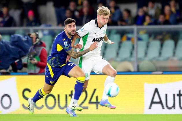 Verona™s Unai Nunez ,Sassuolo s Josh Doig during the Serie A soccer match between Hellas Verona and Sassuolo at the Bentegodi Stadium in Verona, north west Italy - Saturday, October 03 , 2025. - Soccer .  Copyright: xPaolaxGarbuio Lapressex