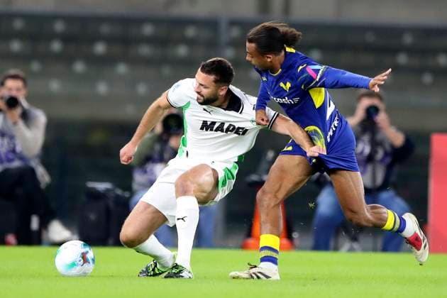 Sassuolo s Sebastian Walukiewicz Verona™s Antoine Bernede during the Serie A soccer match between Hellas Verona and Sassuolo at the Bentegodi Stadium in Verona, north west Italy - Saturday, October 03 , 2025. - Soccer .  Copyright: xPaolaxGarbuio Lapressex
