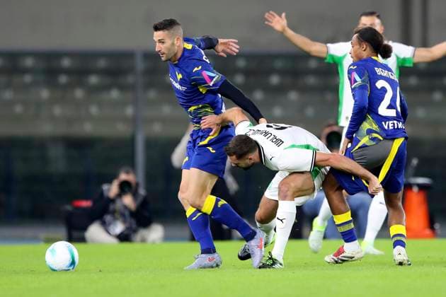 Verona™s Roberto Gagliardini Sassuolo s Sebastian Walukiewicz Verona™s Antoine Bernede during the Serie A soccer match between Hellas Verona and Sassuolo at the Bentegodi Stadium in Verona, north west Italy - Saturday, October 03 , 2025. - Soccer .  Copyright: xPaolaxGarbuio Lapressex