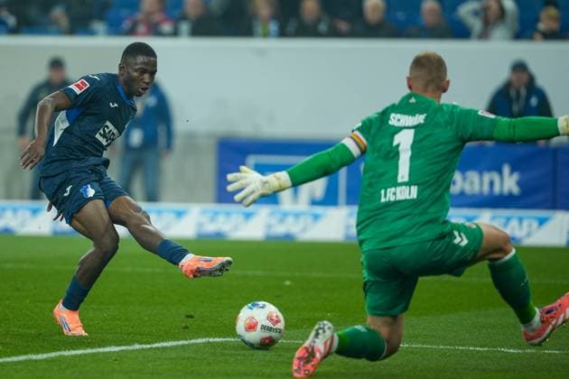 Soccer Bundesliga, Matchday 6, TSG Hoffenheim 1 FC Köln on 03 10 2025 in Sinsheim PreZero Arena , Germany, Season 2025 2026 DFL REGULATIONS PROHIBIT ANY USE OF PHOTOGRAPHS AS IMAGE SEQUENCES AND OR QUASI VIDEO Bazoumana Toure 29, TSG shoots on goal Sinsheim PreZero Arena Germany Copyright: xChristophxKinzingerx
