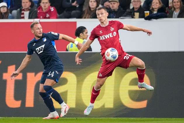 v li Vladimir Coufal Hoffenheim, 34 , Kristoffer Lund Hansen Köln, 32 , duel, duel, tackle, tackling, dynamics, action, action, 03 10 2025, Sinsheim Germany , Football, Bundesliga, TSG 1899 Hoffenheim 1 FC Köln, DFB DFL REGULATIONS PROHIBIT ANY USE OF PHOTOGRAPHS AS IMAGE SEQUENCES AND OR QUASI VIDEO xozx