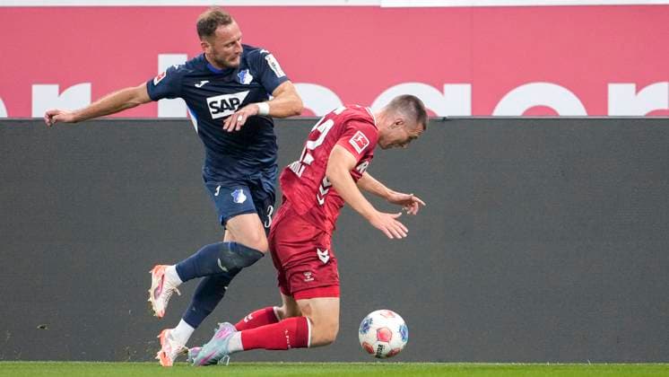 v li Vladimir Coufal Hoffenheim, 34 , Kristoffer Lund Hansen Köln, 32 , duel, duel, tackle, tackling, dynamics, action, action, 03 10 2025, Sinsheim Germany , Football, Bundesliga, TSG 1899 Hoffenheim 1 FC Köln, DFB DFL REGULATIONS PROHIBIT ANY USE OF PHOTOGRAPHS AS IMAGE SEQUENCES AND OR QUASI VIDEO xozx