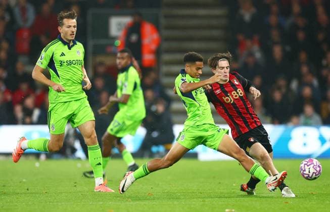 Joshua King of Fulham and Alex Scott of AFC Bournemouth. AFC Bournemouth v Fulham, Premier League, Football, Vitality Stadium, Bournemouth, UK - 03 Oct 2025Bournemouth Vitality Stadium United Kingdom EDITORIAL USE ONLY No use with unauthorised audio, video, data, fixture lists, club league logos or live services. Online in-match use limited to 120 images, no video emulation. No use in betting, games or single club league player publications. Copyright: xJamesxMarsh Shutterstockx 15515765bs