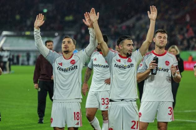 Fußball 2. Bundesliga 8. Spieltag Fortuna Düsseldorf - 1. FC Nürnberg am 03.10.2025 in der Merkur Spiel-Arena in Düsseldorf Rafaelm Lubach ( Nürnberg ), links - Berkay Yilmaz ( Nürnberg ), rechts - feiern den Sieg DFL regulations prohibit any use of photographs as image sequences and or quasi-video. xJRx