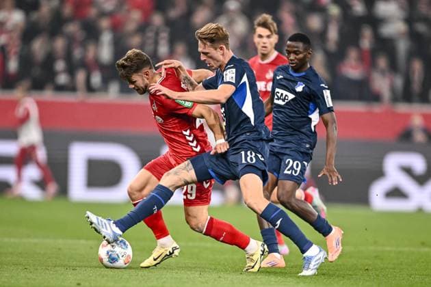 Jan Thielmann (1. FC Köln) und Wouter Burger (1899 Hoffenheim) im Zweikampf waehrend des spiels der Bundesliga zwischen TSG Hoffenheim und 1. FC Köln, PreZero Arena am 03. October 2025 in Sinsheim, Deutschland. (Foto von Harry Langer DeFodi Images) +++ Jan Thielmann (1. FC Köln) und Wouter Burger (1899 Hoffenheim) battle for the ball during the Bundesliga match between TSG Hoffenheim and 1. FC Köln at PreZero Arena on October 3, 2025 in Sinsheim, Germany. (Photo by Harry Langer DeFodi Images) DFL regulations prohibit any use of photographs as image sequences and or quasi-video. (Photo by Harry Langer DeFodi Images) DFL regulations prohibit any use of photographs as image sequences and or quasi-video. Jan Thielmann 1 FC Köln and Wouter Burger 1899 Hoffenheim in a duel during the Bundesliga match between TSG Hoffenheim and 1 FC Köln, PreZero Arena on October 03, 2025 in Sinsheim, Germany Photo by Harry Langer DeFodi Images Jan Thielmann 1 FC Köln and Wouter Burger 1899 Hoffenheim battle for the ball during the Bundesliga match between TSG Hoffenheim and 1 FC Köln at PreZero Arena on October 3, 2025 in Sinsheim, Germany Photo by Harry Langer DeFodi Images DFL regulations prohibit any use of photographs as image sequences and or quasi video Photo by Harry Langer DeFodi Images DFL regulations prohibit any use of photographs as image sequences and or quasi video