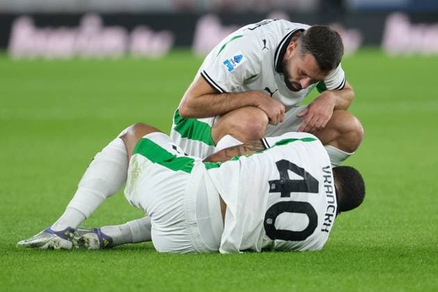 Aster Vranckx of US Sassuolo Calcio is injured during the soccer match between Hellas Verona FC and US Sassuolo, MD6 of Serie A Enilive Italian soccer championship 2025 2026 at Marcantonio Bentegodi Stadium on October 3, 2025, Verona, Italy.  Copyright: xRobertoxTommasini IPAxSportx xipa-agency.netx xx IPA_66098440 IPA_Agency_IPA66098440