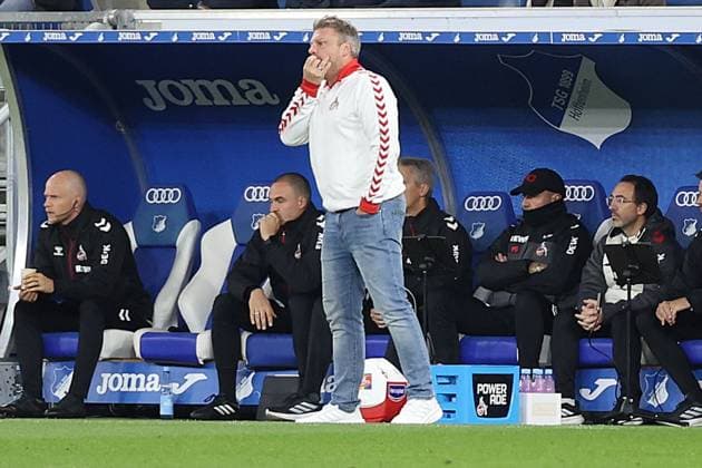 03 10 2025, xrekx, Fußball 1 Bundesliga, TSG 1899 Hoffenheim 1 FC Köln v l Lukas Kwasniok Trainer 1 FC Koeln gibt Anweisungen, gestikuliert, mit den Armen gestikulieren gives instructions, gesticulate DFL DFB REGULATIONS PROHIBIT ANY USE OF PHOTOGRAPHS as IMAGE SEQUENCES and or QUASI VIDEO Sinsheim