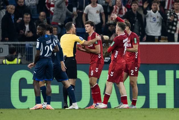 1 Soccer Bundesliga TSG 1899 Hoffenheim 1 FC Köln 03 10 2025 Referee Felix Zwayer Eric Martel 1 FC Köln, 6 discussed 1 Soccer Bundesliga, TSG 1899 Hoffenheim 1 FC Köln, Sinsheim, PREZERO Arena on 03 10 2025 DFL REGULATIONS PROHIBIT ANY USE OF PHOTOGRAPHS AS IMAGE SEQUENCES AND OR QUASI VIDEO Copyright: xBEAUTIFULxSPORTS Wunderlx