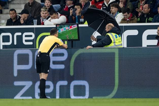 1 Soccer Bundesliga TSG 1899 Hoffenheim 1 FC Köln 03 10 2025 Referee Felix Zwayer on video evidence 1 Soccer Bundesliga, TSG 1899 Hoffenheim 1 FC Köln, Sinsheim, PREZERO Arena on 03 10 2025 DFL REGULATIONS PROHIBIT ANY USE OF PHOTOGRAPHS AS IMAGE SEQUENCES AND OR QUASI VIDEO Copyright: xBEAUTIFULxSPORTS Wunderlx