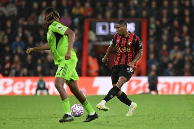 Bournemouth v Fulham Premier League 03 10 2025. Bafode Diakite (18) of AFC Bournemouth on the attack during the Premier League match between Bournemouth and Fulham at the Vitality Stadium, Bournemouth, England on 3 October 2025. Bournemouth Vitality Stadium Dorset England Editorial use only DataCo restrictions apply See www.football-dataco.com , Copyright: xGrahamxHuntx PSI-22994-0033