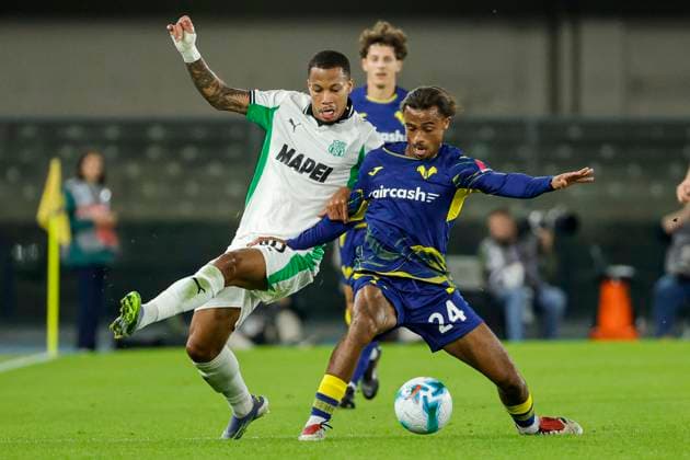 October 3, 2025, Verona, VR: US Hellas Verona s Aster Vranckx (L) Hellas Verona s Antoine Bernede (R) during the Italian Serie A soccer match Hellas Verona vs UCcSassuolo at Marcantonio Bentegodi Stadium in Verona, Italia, 3 October 2025. .ANSA EMANUELE PENNACCHIO. Soccer: Serie A; Hellas Verona Vs UCcSassuolo  - ZUMAa110 20251003_zaf_a110_086 Copyright: xEmanuelexPennacchiox