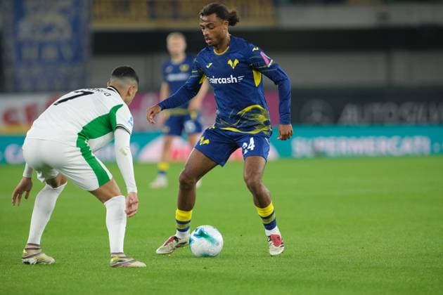 Antoine Bernede of Hellas Verona FC carries the ball during the soccer match between Hellas Verona FC and US Sassuolo, MD6 of Serie A Enilive Italian soccer championship 2025 2026 at Marcantonio Bentegodi Stadium on October 3, 2025, Verona, Italy.  Copyright: xRobertoxTommasini IPAxSportx xipa-agency.netx xx IPA_66099217 IPA_Agency_IPA66099217