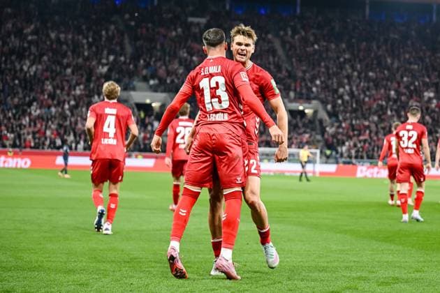 Saïd El Mala (1. FC Köln) und Joël Schmied (1. FC Köln) Torjubel, jubelt mit seiner Mannschaft nach treffer zum 0:1 waehrend des spiels der Bundesliga zwischen TSG Hoffenheim und 1. FC Köln, PreZero Arena am 03. October 2025 in Sinsheim, Deutschland. (Foto von Harry Langer DeFodi Images) +++ Saïd El Mala (1. FC Köln) und Joël Schmied (1. FC Köln) celebrates after scoring his team s first goal with teammates during the Bundesliga match between TSG Hoffenheim and 1. FC Köln at PreZero Arena on October 3, 2025 in Sinsheim, Germany. (Photo by Harry Langer DeFodi Images) DFL regulations prohibit any use of photographs as image sequences and or quasi-video. (Photo by Harry Langer DeFodi Images) DFL regulations prohibit any use of photographs as image sequences and or quasi-video. Saï¯d El Mala 1 FC Köln and Joï l Schmied 1 FC Köln celebrates after scoring his team s first goal with teammates during the Bundesliga match between TSG Hoffenheim and 1 FC Köln, PreZero Arena on October 03, 2025 in Sinsheim, Germany, Germany Photo by Harry Langer DeFodi Images Saïd El Mala 1 FC Köln and Jo�l Schmied 1 FC Köln celebrates after scoring his team s first goal with teammates during the Bundesliga match between TSG Hoffenheim and 1 FC Köln at PreZero Arena on October 3, 2025 in Sinsheim, Germany Photo by Harry Langer DeFodi Images DFL regulations prohibit any use of photographs as image sequences and or quasi video Photo by Harry Langer DeFodi Images DFL regulations prohibit any use of photographs as image sequences and or quasi video
