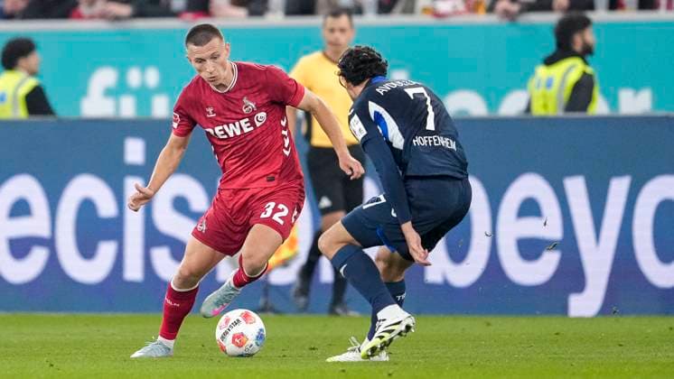 v li Kristoffer Lund Hansen Cologne, 32 , Leon Avdullahu Hoffenheim, 7 , duel, duel, tackle, tackling, dynamics, action, action, 03 10 2025, Sinsheim Germany , Football, Bundesliga, TSG 1899 Hoffenheim 1 FC Köln, DFB DFL REGULATIONS PROHIBIT ANY USE OF PHOTOGRAPHS AS IMAGE SEQUENCES AND OR QUASI VIDEO xozx