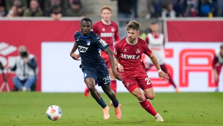 v li Bazoumana Toure Hoffenheim, 29 , Jan Uwe Thielmann Köln, 29 , duel, duel, tackle, tackling, dynamics, action, action, 03 10 2025, Sinsheim Germany , Football, Bundesliga, TSG 1899 Hoffenheim 1 FC Köln, DFB DFL REGULATIONS PROHIBIT ANY USE OF PHOTOGRAPHS AS IMAGE SEQUENCES AND OR QUASI VIDEO xozx