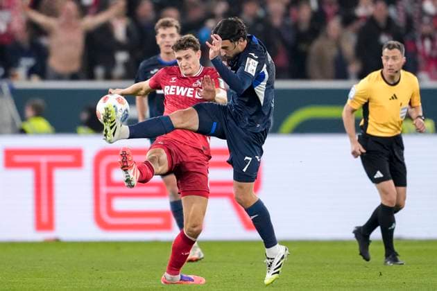 v li Eric Martel Köln, 6 , Leon Avdullahu Hoffenheim, 7 , duel, duel, tackle, tackling, dynamics, action, action, 03 10 2025, Sinsheim Germany , Football, Bundesliga, TSG 1899 Hoffenheim 1 FC Köln, DFB DFL REGULATIONS PROHIBIT ANY USE OF PHOTOGRAPHS AS IMAGE SEQUENCES AND OR QUASI VIDEO xozx