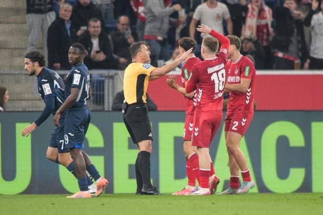 Soccer, 1 Bundesliga, 20251003, TSG 1899 Hoffenheim 1 FC Köln In the picture from left referee Felix ZWAYER, Cologne complains about the penalty decision Sinsheim PreZero Arena Baden Württemberg Germany Copyright: Passion2Press MarkusxFischerx