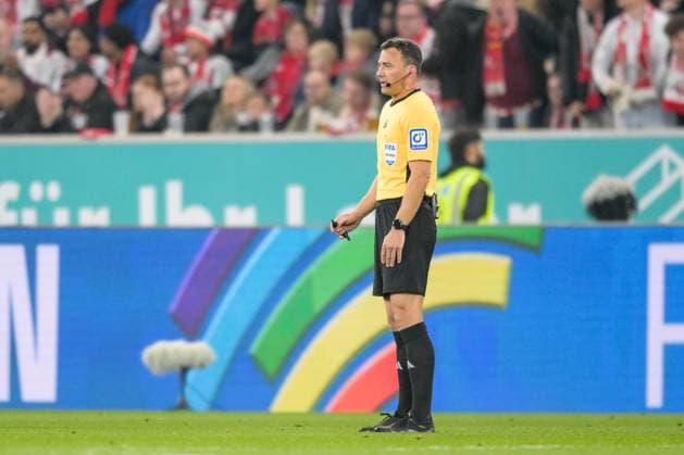 Soccer, 1 Bundesliga, 20251003, TSG 1899 Hoffenheim 1 FC Köln In the picture Referee Felix ZWAYER declares the penalty to be disallowed after VAR Sinsheim PreZero Arena Baden Württemberg Germany Copyright: Passion2Press MarkusxFischerx