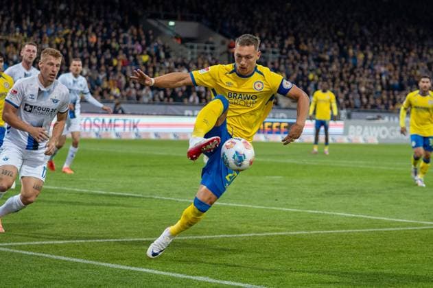 Germany Soccer 2 Liga, Matchday 8 2025 2026, Eintracht Braunschweig SC Paderborn 07 on 03 10 in Braunschweig Eintracht Stadion Sven Köhler Eintracht Braunschweig 27 saves the ball from the byline Copyright: xSvenxHeidmannx