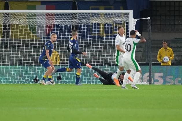CALCIO - Serie A - Hellas Verona FC vs US Sassuolo Lorenzo Montipo of Hellas Verona FC keep the ball during the soccer match between Hellas Verona FC and US Sassuolo, MD6 of Serie A Enilive Italian soccer championship 2025 2026 at Marcantonio Bentegodi Stadium on October 3, 2025, Verona, Italy. Verona Italy  Copyright: xIPAxSport ABACAx