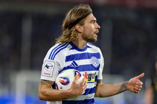 Duisburg, Germany, 03 10 25 Joshua Bitter MSV Duisburg gestures, gestures during the match of the 3 Liga MSV Duisburg against FC Hansa Rostock in the schauinsland reisen arena Duisburg schauinsland reisen arena North Rhine Westphalia Germany Copyright: xBrauer-Fotoagenturx xAdrianxSchlx
