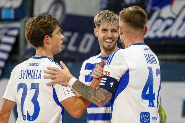 Duisburg, Germany, 03 10 25 Jan Simon Symalla MSV Duisburg Tobias Fleckstein MSV Duisburg and Alexander Hahn MSV Duisburg goal celebration, cheers with his team after scoring the 2 1 goal during the 3 Liga match MSV Duisburg vs FC Hansa Rostock at the schauinsland reisen arena Duisburg schauinsland reisen arena North Rhine Westphalia Germany Copyright: xBrauer-Fotoagenturx xAdrianxSchlx
