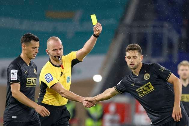 Duisburg, Germany, 03 10 25 Marco Schuster FC Hansa Rostock receives the yellow card from referee Patrick Schwengers during the match of the 3 Liga MSV Duisburg against FC Hansa Rostock at the schauinsland reisen arena Duisburg schauinsland reisen arena North Rhine Westphalia Germany Copyright: xBrauer-Fotoagenturx xAdrianxSchlx