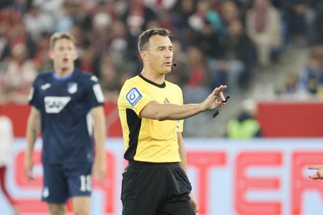 03 10 2025, xtvx, Soccer 1 Bundesliga, TSG 1899 Hoffenheim 1 FC Köln v l Referee Felix Zwayer gives instructions, gesticulates, gesticulates with arms gives instructions, gesticulates DFL DFB REGULATIONS PROHIBIT ANY USE OF PHOTOGRAPHS as IMAGE SEQUENCES and or QUASI VIDEO Sinsheim
