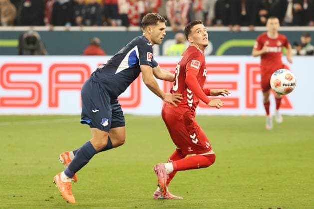 03 10 2025, xtvx, Fußball 1 Bundesliga, TSG 1899 Hoffenheim 1 FC Köln v l Zweikampf, Duell, duel, tackle, compete Robin Hranac TSG 1899 Hoffenheim Said El Mala 1 FC Koeln DFL DFB REGULATIONS PROHIBIT ANY USE OF PHOTOGRAPHS as IMAGE SEQUENCES and or QUASI VIDEO Sinsheim