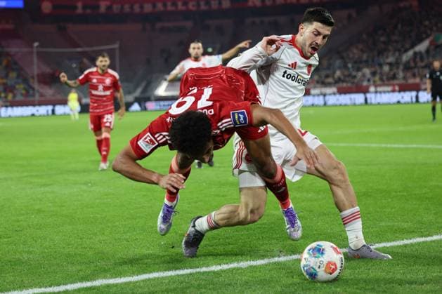 GER, 2 FBL Fortuna Duesseldorf vs 1 FC Nuernberg 03 10 2025, Merkur Spiel Arena, Duesseldorf, GER, 2 FBL Fortuna Duesseldorf vs 1 FC Nuernberg, in the picture Emmanuel Iyoha Duesseldorf 19 , in a duel against Luka Lochoshvili 1 FC Nuernberg 24 , nordphotoxGmbHx xMeuter nph00351