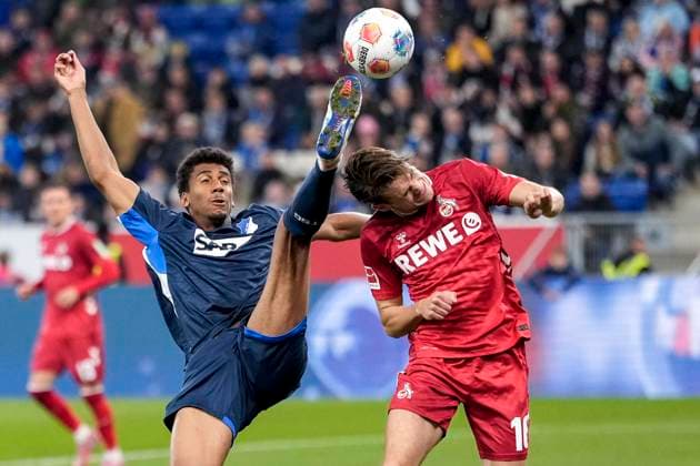 v li Bernardo Fernandes da Silva Junior Hoffenheim, 13 , Jakub Kaminski Köln, 16 , duel, duel, tackle, tackling, dynamics, action, action, 03 10 2025, Sinsheim Germany , Football, Bundesliga, TSG 1899 Hoffenheim 1 FC Köln, DFB DFL REGULATIONS PROHIBIT ANY USE OF PHOTOGRAPHS AS IMAGE SEQUENCES AND OR QUASI VIDEO xozx