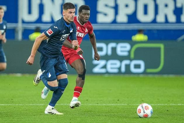 Soccer Bundesliga, Matchday 6, TSG Hoffenheim 1 FC Köln on 03 10 2025 in Sinsheim PreZero Arena , Germany, Season 2025 2026 DFL REGULATIONS PROHIBIT ANY USE OF PHOTOGRAPHS AS IMAGE SEQUENCES AND OR QUASI VIDEO Albian Hajdari 21, TSG in duel with Ragnar Ache 9, KOE Sinsheim PreZero Arena Germany Copyright: xChristophxKinzingerx