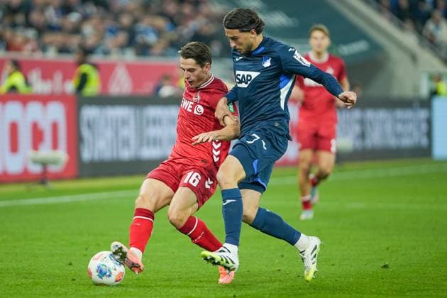 Soccer Bundesliga, Matchday 6, TSG Hoffenheim 1 FC Köln on 03 10 2025 in Sinsheim PreZero Arena , Germany, Season 2025 2026 DFL REGULATIONS PROHIBIT ANY USE OF PHOTOGRAPHS AS IMAGE SEQUENCES AND OR QUASI VIDEO Jakub Kaminski KOE in duel with Leon Avdullahu 7, TSG Sinsheim PreZero Arena Germany Copyright: xChristophxKinzingerx
